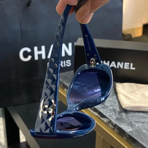 CHANELBlue Frame Quilted CC Logo Sunglasses-5189 display picture 2